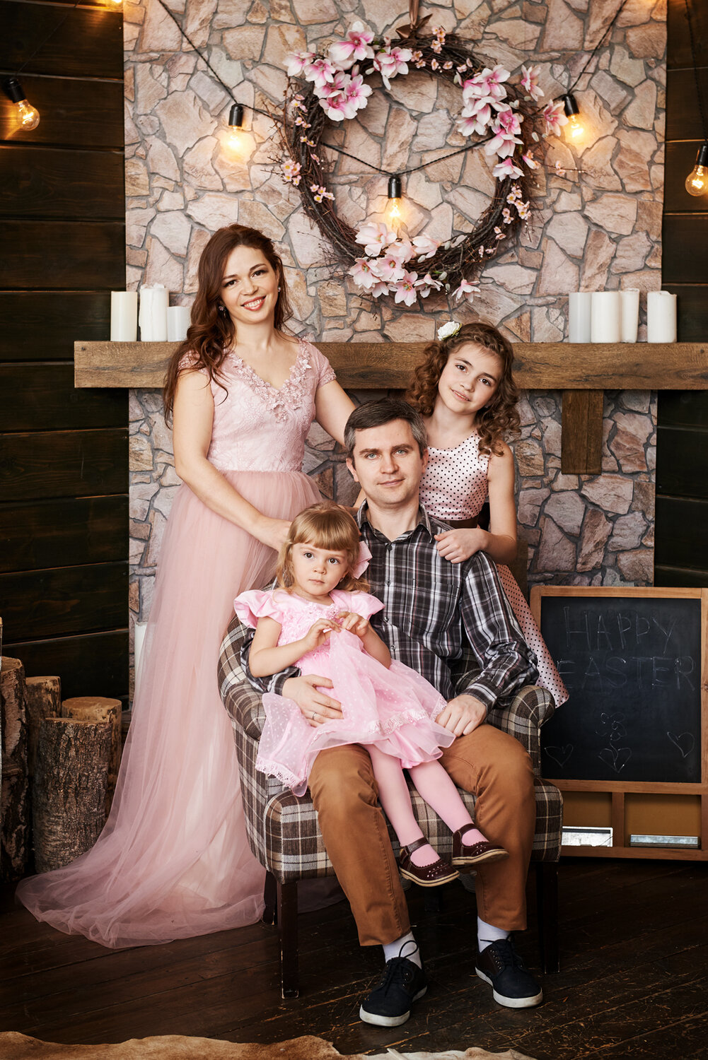 фотосессия семьи в студии мамы и дочки, семейная фотосессия, девочка, фотосессия семейная в студии с цветами, женщина