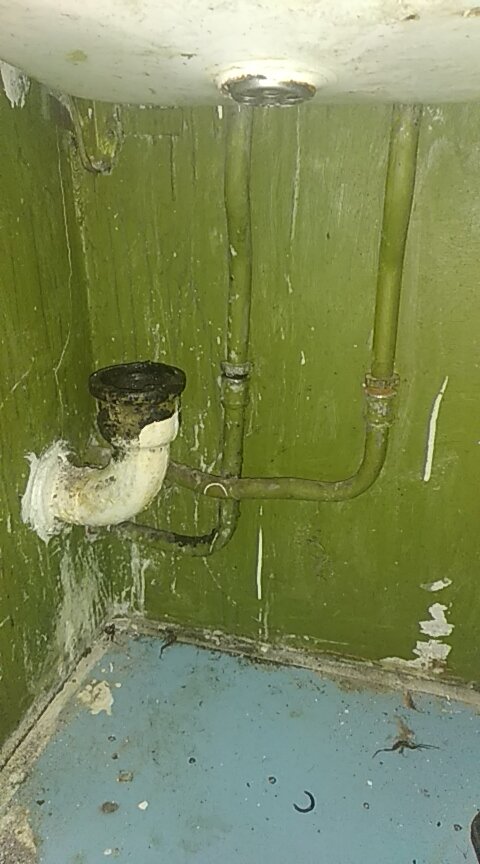 если в панельном доме сгнили трубы воды, старые трубы водоснабжения в квартире, старый унитаз, водоснабжение, канализация