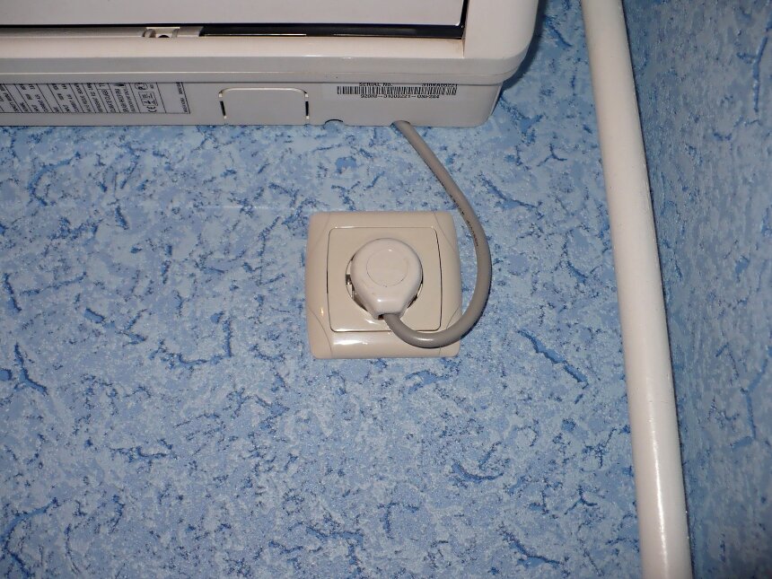 розетка, розетка с воткнутой вилкой, оплавление розеток, электрическая, розетки в номере