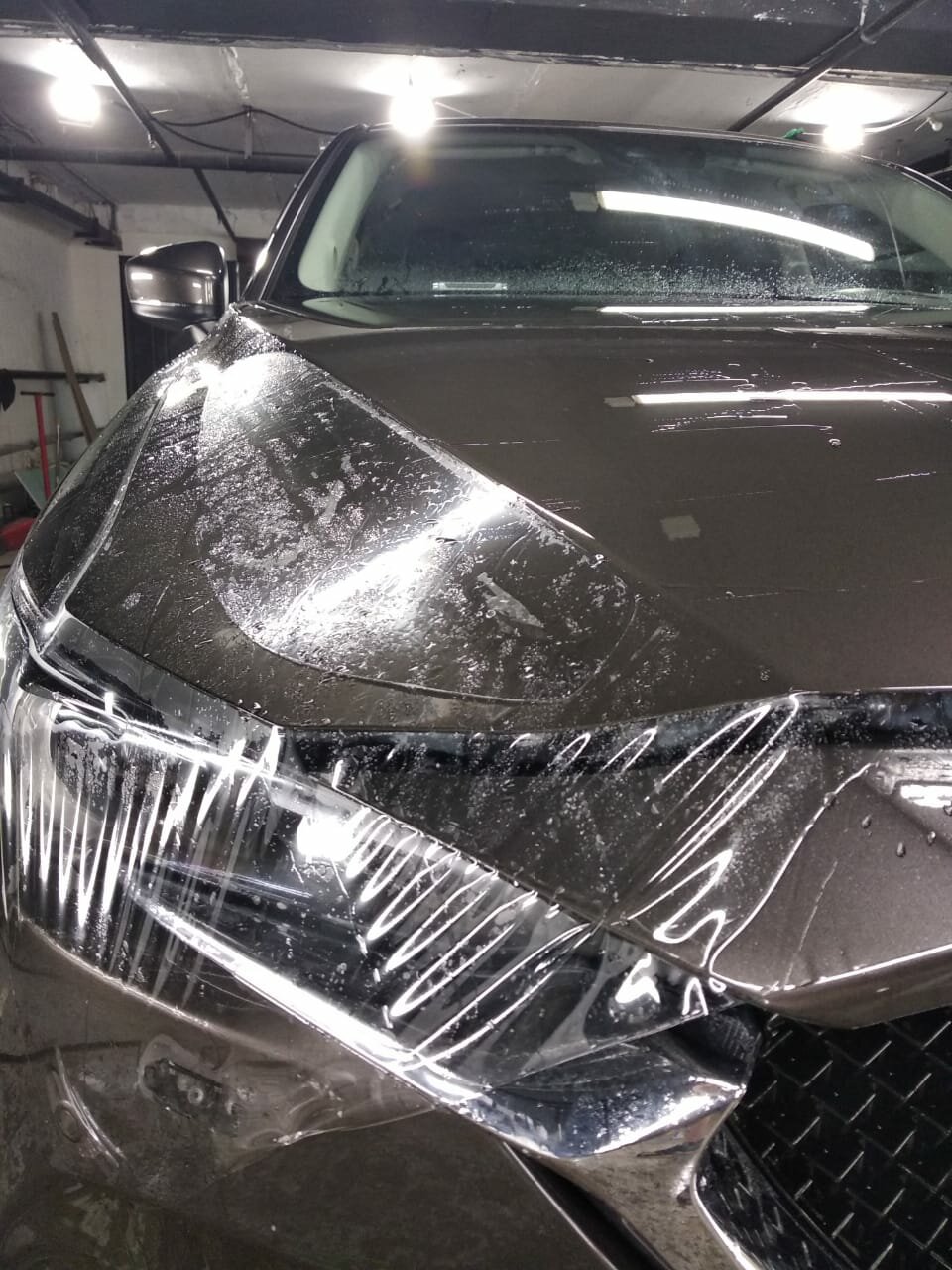 автомобиль в прозрачной пленке, авто, автомобиль, оклейка антигравийной пленкой, виниловая пленка прозрачная