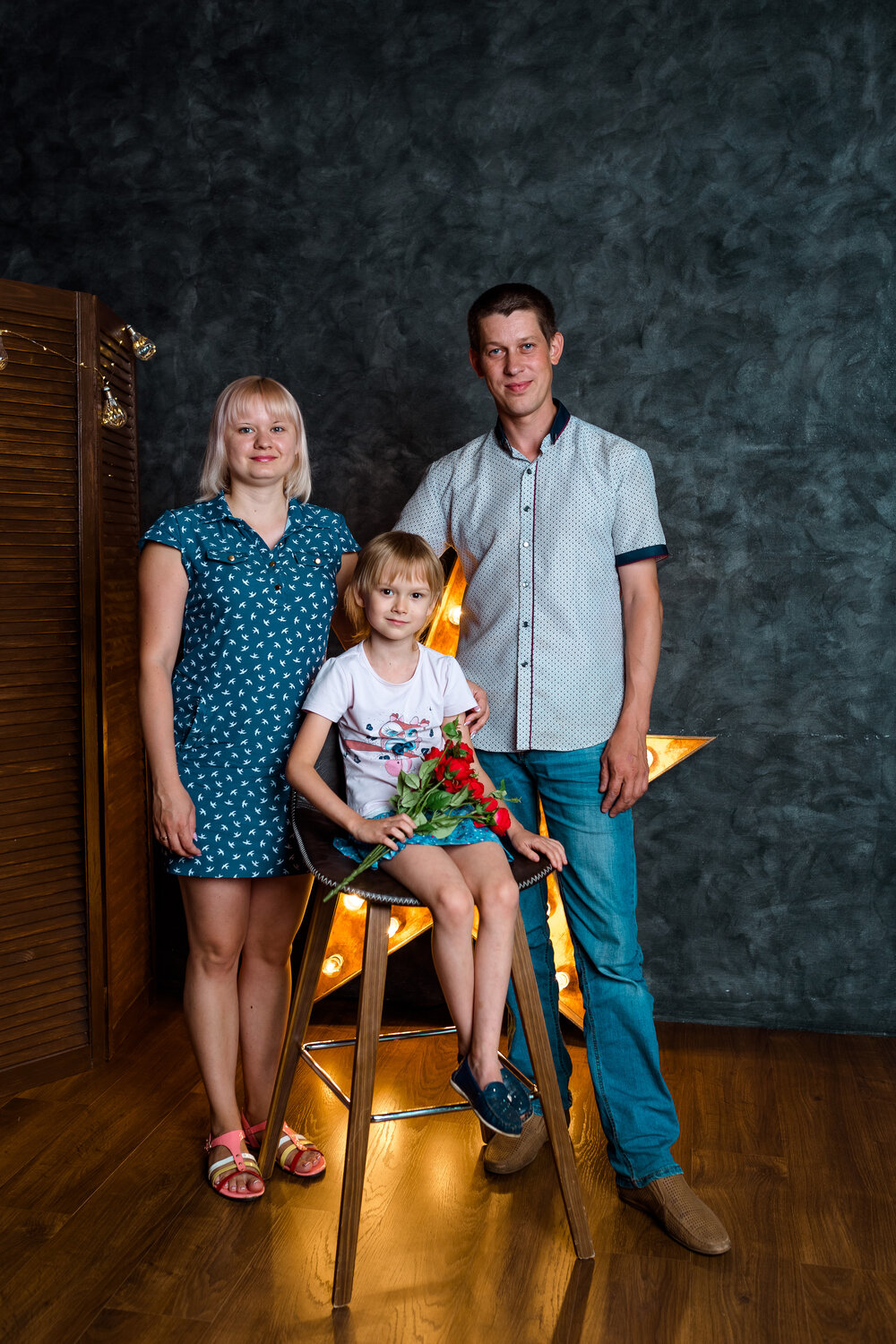 семейная фотосессия, фотопроект семейная фотосессия, фотосессия семьи крутышек, фотосессия папа и дочка в студии, семейный