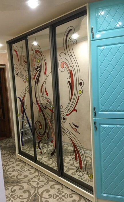 шкаф с витражными стеклами, двери купе с бевелсами, шкафы купе с витражами, шкаф купе с матированием, шкаф купе