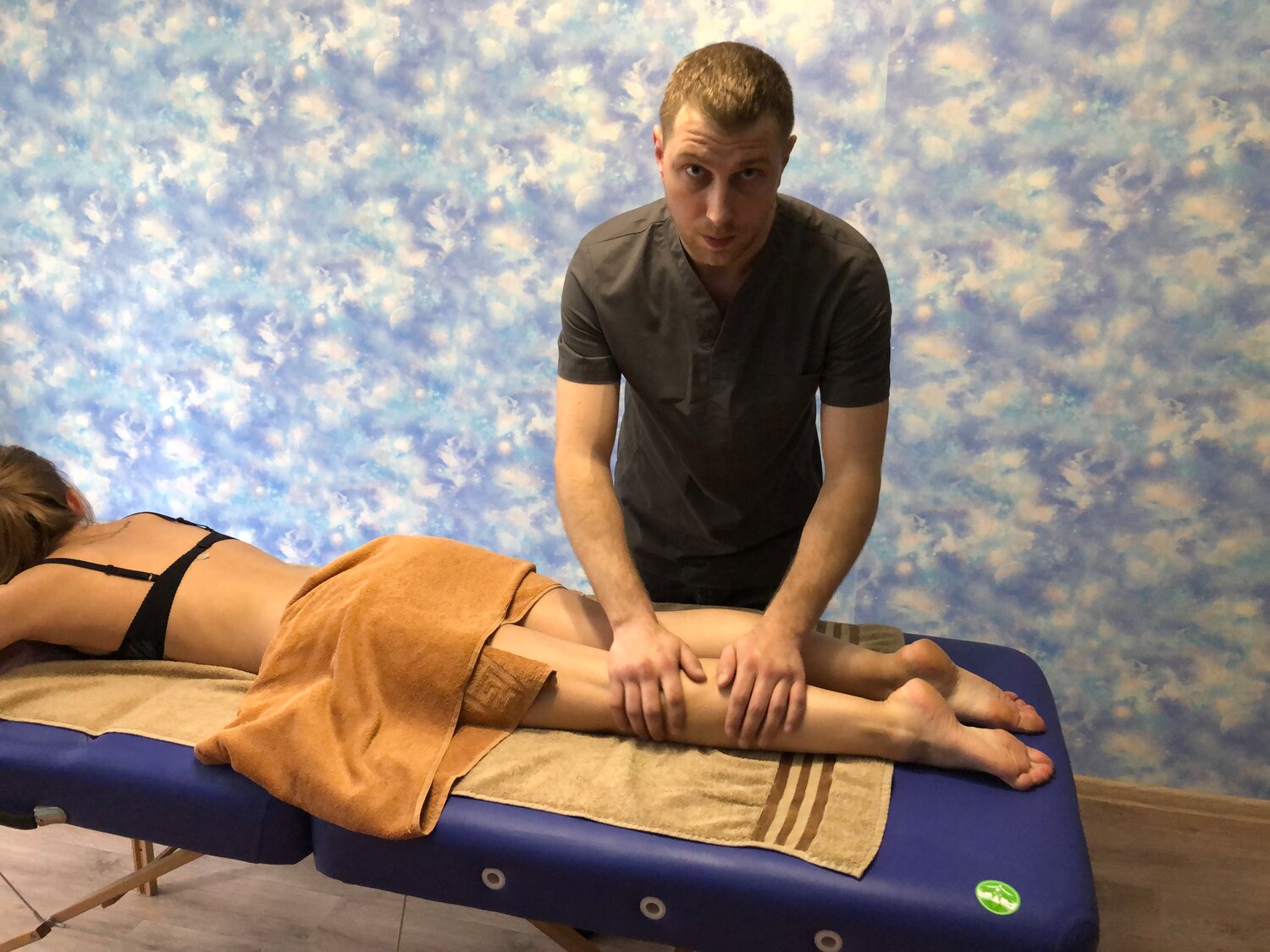 массажист, массаж, человек, массажный салон, стильный массажист