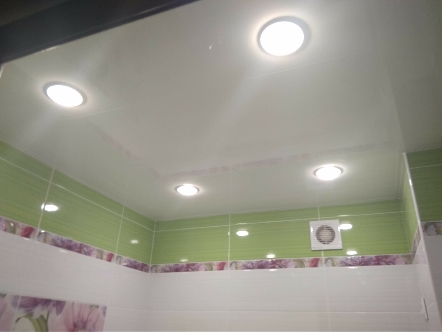 потолок в ванной, натяжной потолок в ванную фиолетовый, фиолетовый потолок в ванной, расположение точечных светильников в ванной, потолок