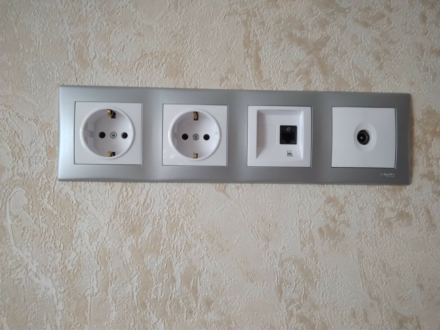 блок из четырех розеток для скрытой проводки, розетка, блок розеток на 3 розетки для скрытой проводки, внутренние розетки и выключатели, рамки под розетки