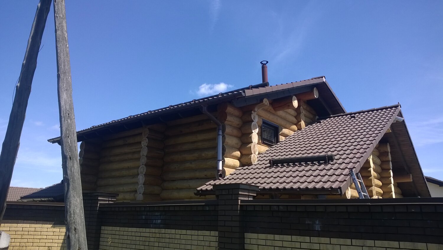 цементно-песчаная черепица на деревянном доме, металлочерепица графит на срубе, металлочерепица на бане, кровля, крыша