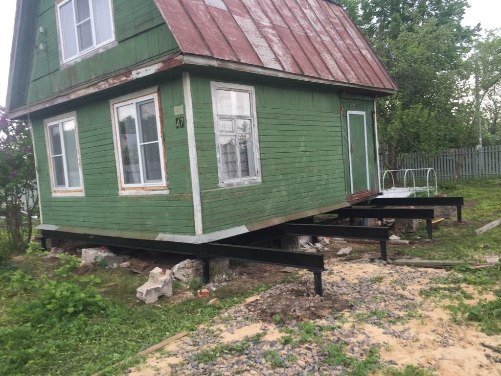 дачный домик на винтовых сваях, старый дом на сваях, дача, пристройка к дачному домику на винтовых сваях, дом на винтовых сваях в садоводстве