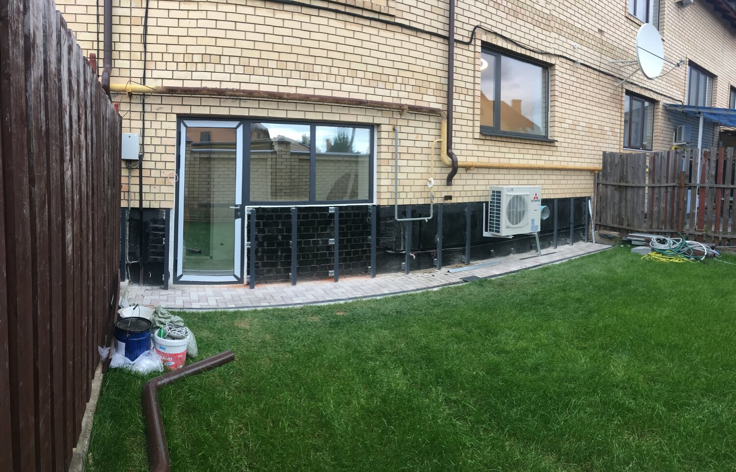 забор, забор во дворе, забор со стеклом, двор, участок