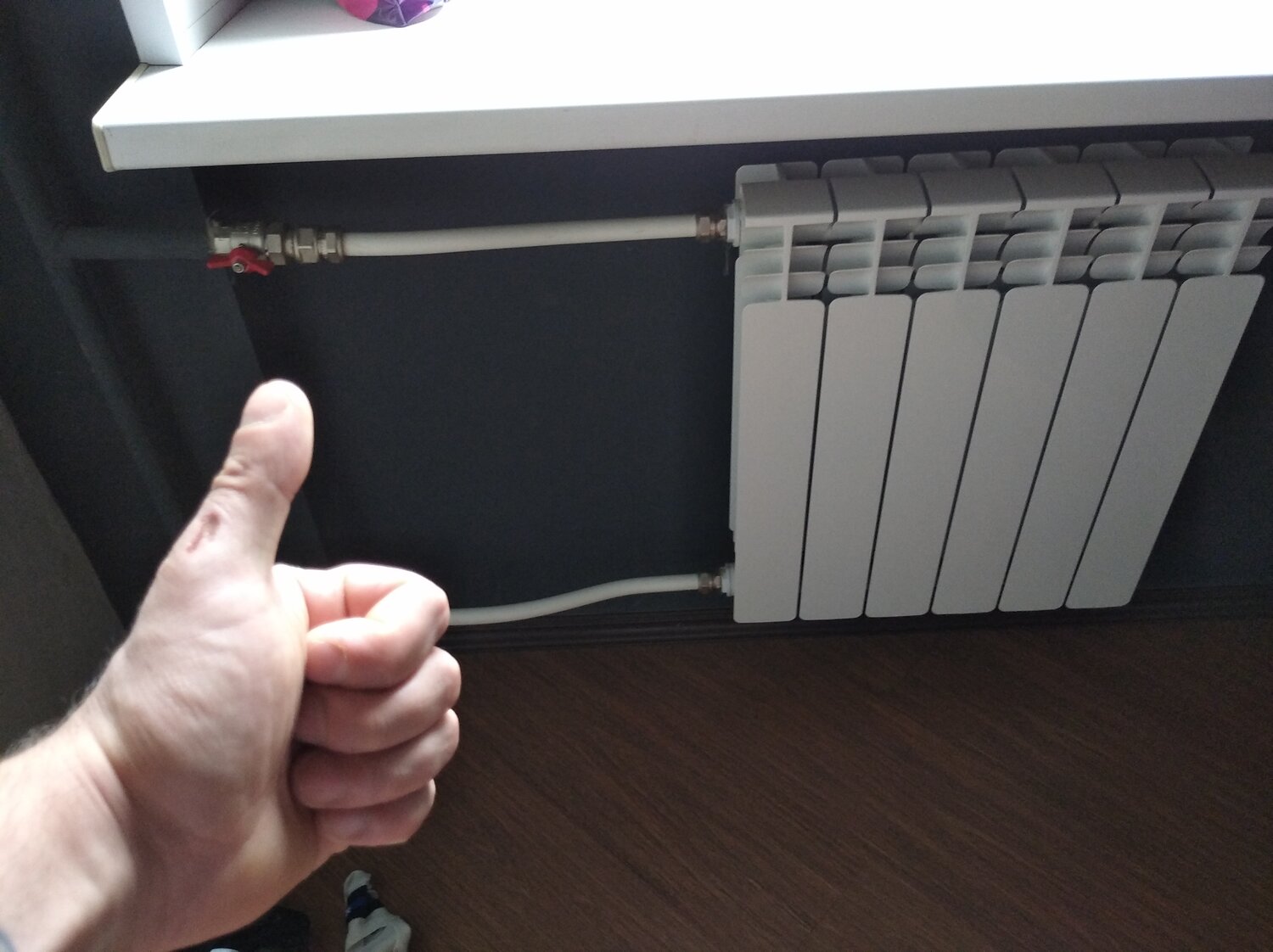 радиатор отопления, замена батарей отопления в квартире, батареи отопления низ, радиаторы отопления в стене, выход для батарей