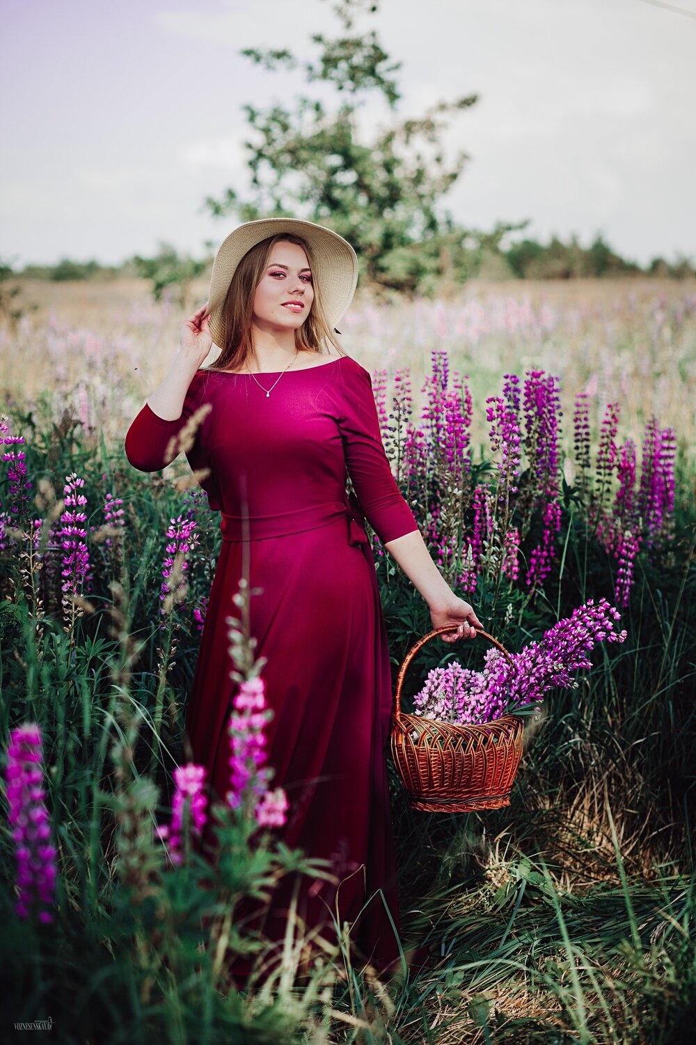 поле с люпинами тамбов, девушка, фотосессия в поле с букетом, человек, женщина