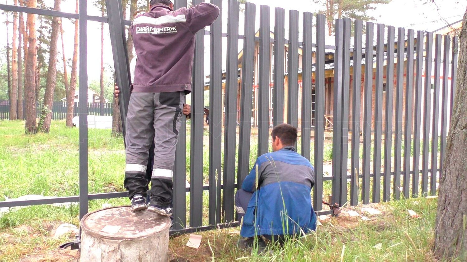 монтаж забора из металлического штакетника, монтаж забора, забор, установка забора, забор с соседями
