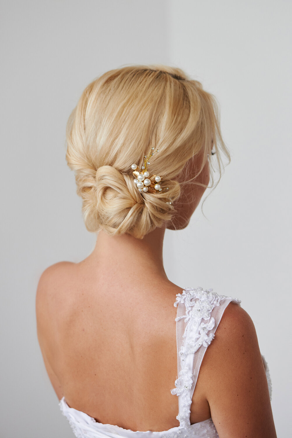 свадебная прическа гладкий пучок, прическа низкий пучок на свадьбу, свадебная прическа на тонкие волосы со шпильками, красивые нежные прически, прическа с заколкой сзади