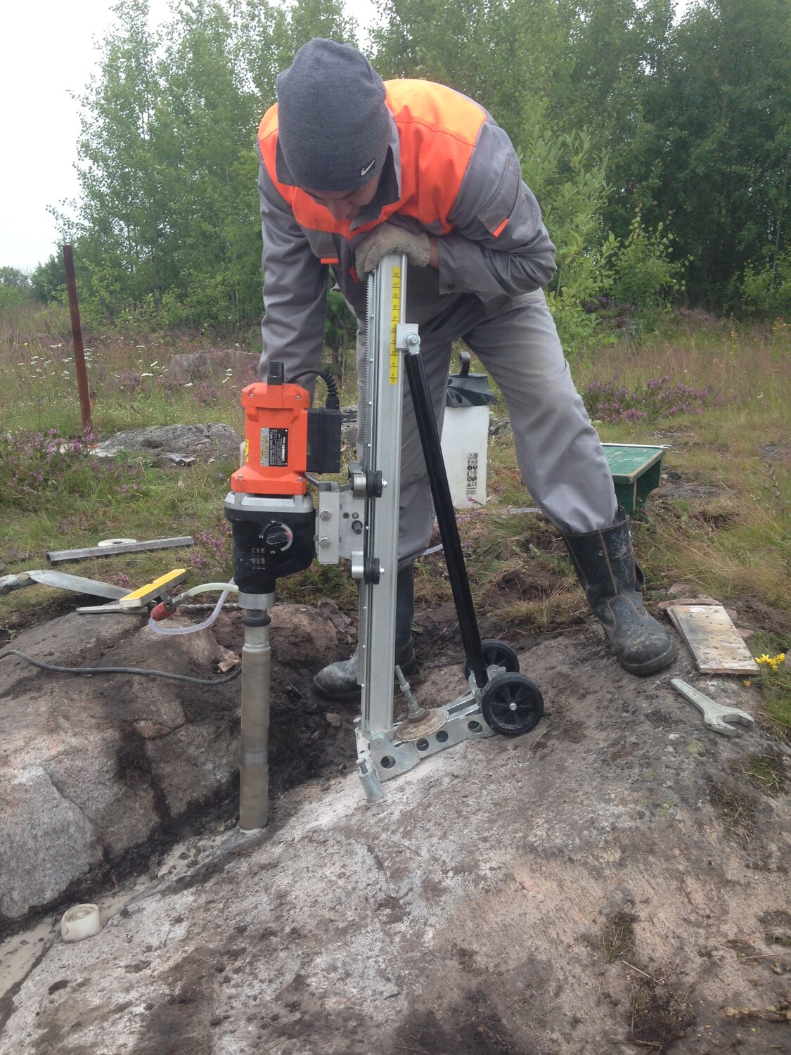 бурение инженерно-геологических скважин, абиссинская скважина глубина бурения, бурение и забивка столбов, для чего необходимо проводить инженерно-геологические изыскания, геодезия