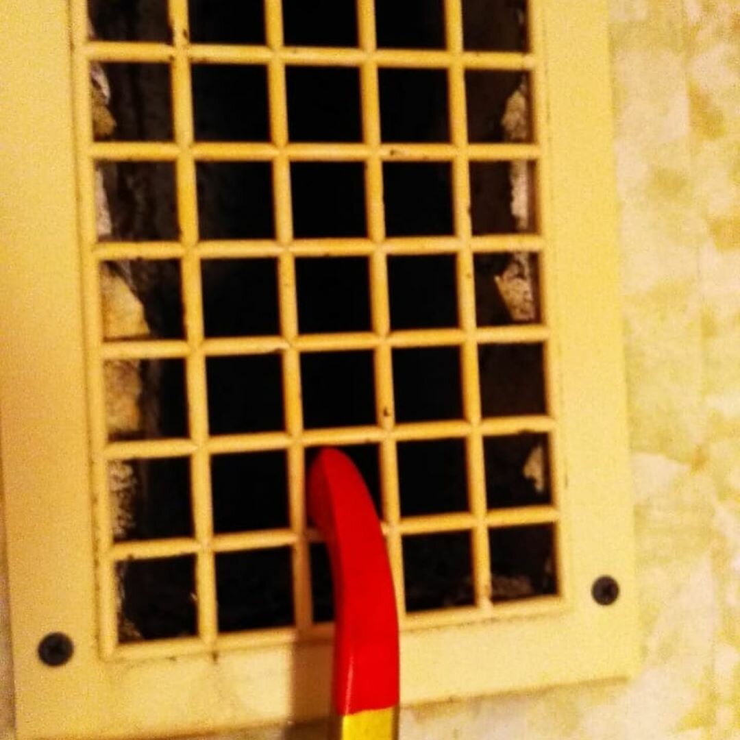 решетки, окна, закрашенные окна, старинные решетки на окна, непонятная ржавая решетка