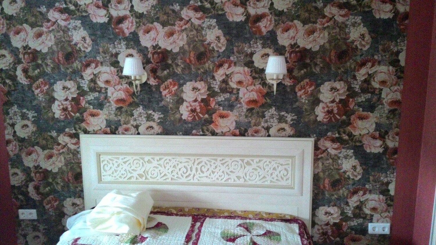 интерьер спальни с обоями колибри, интерьер, дизайн интерьера, дизайн спальни, спальня