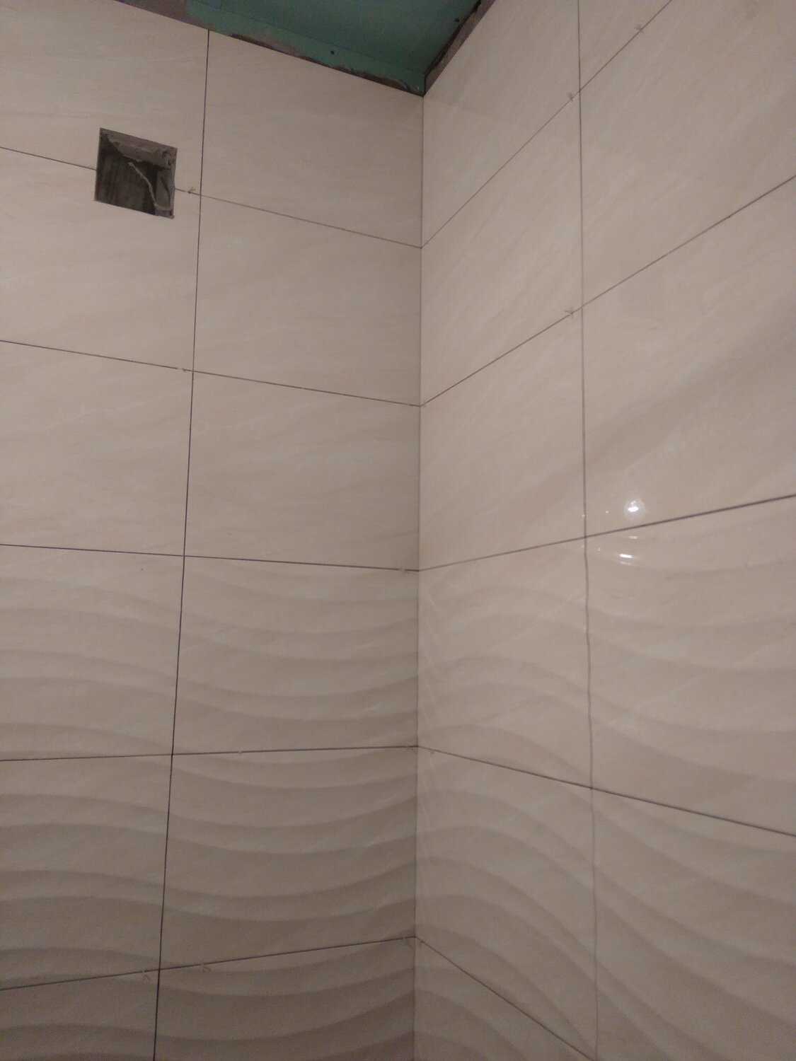 стык рельефной плитки, стык волнистой плитки, плитка без швов на стену, плитка в ванную под дерево уложенная горизонтально, дизайн санузла раздельного инком йошкар-ола