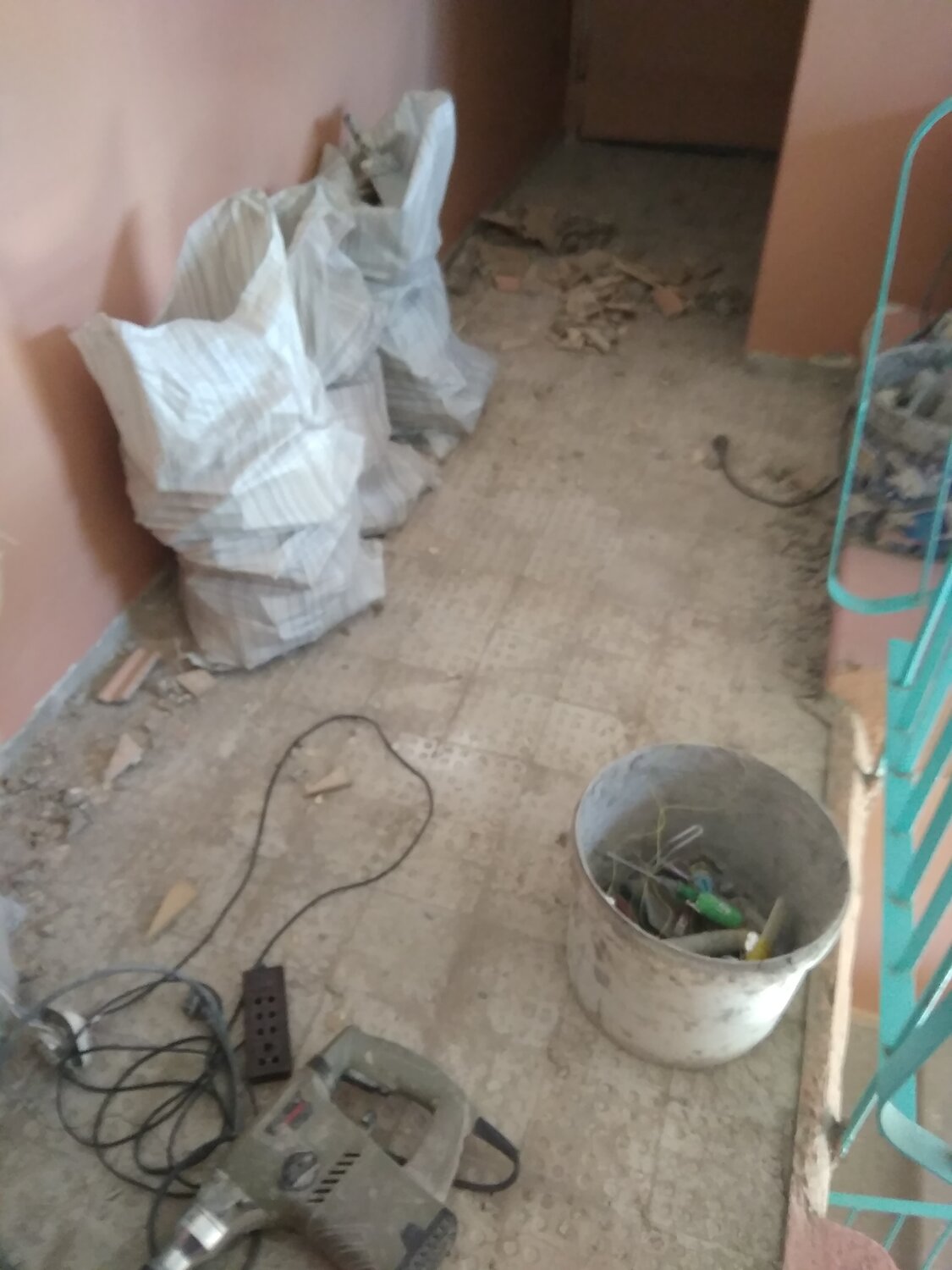 демонтаж стяжки, ремонт, стяжка пола, демонтажные работы, в гараже