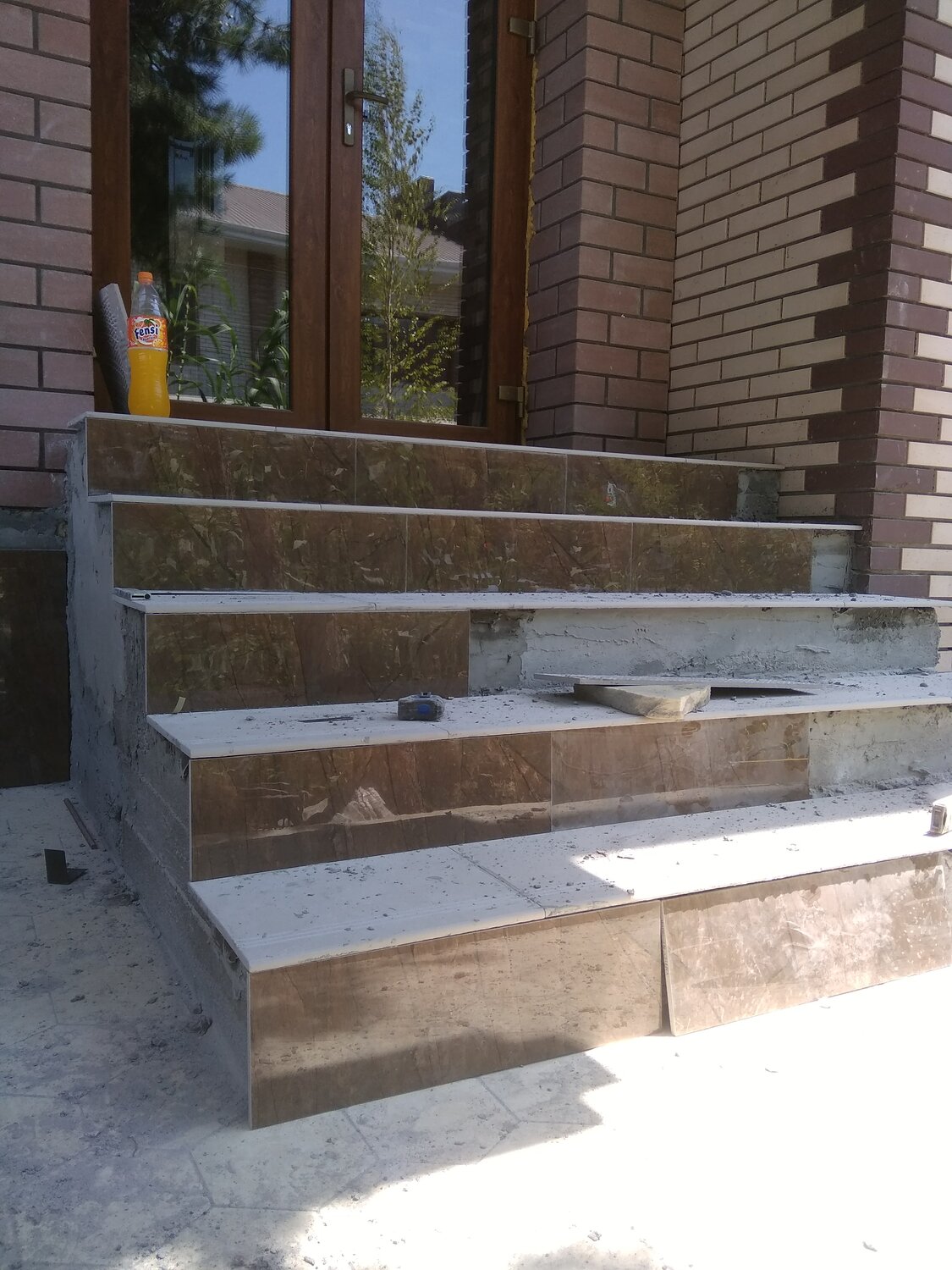 ступени из бетона для крыльца, бетонные ступени для крыльца, уличные ступени, отделка ступеней гранитом, плиты для крыльца и ступеней на улице