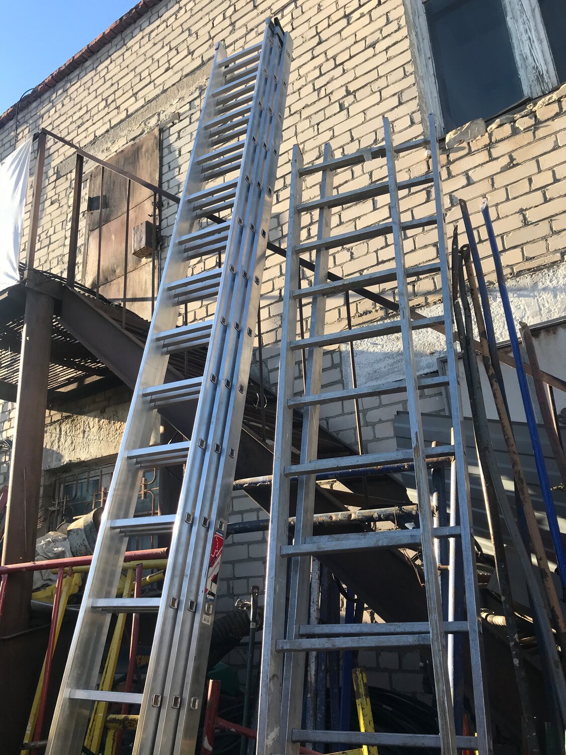 старые строительные леса, леса строительные 1.2х2, вышка тура 1200х2000, металлическая лестница, kroft 1420k вышка тура