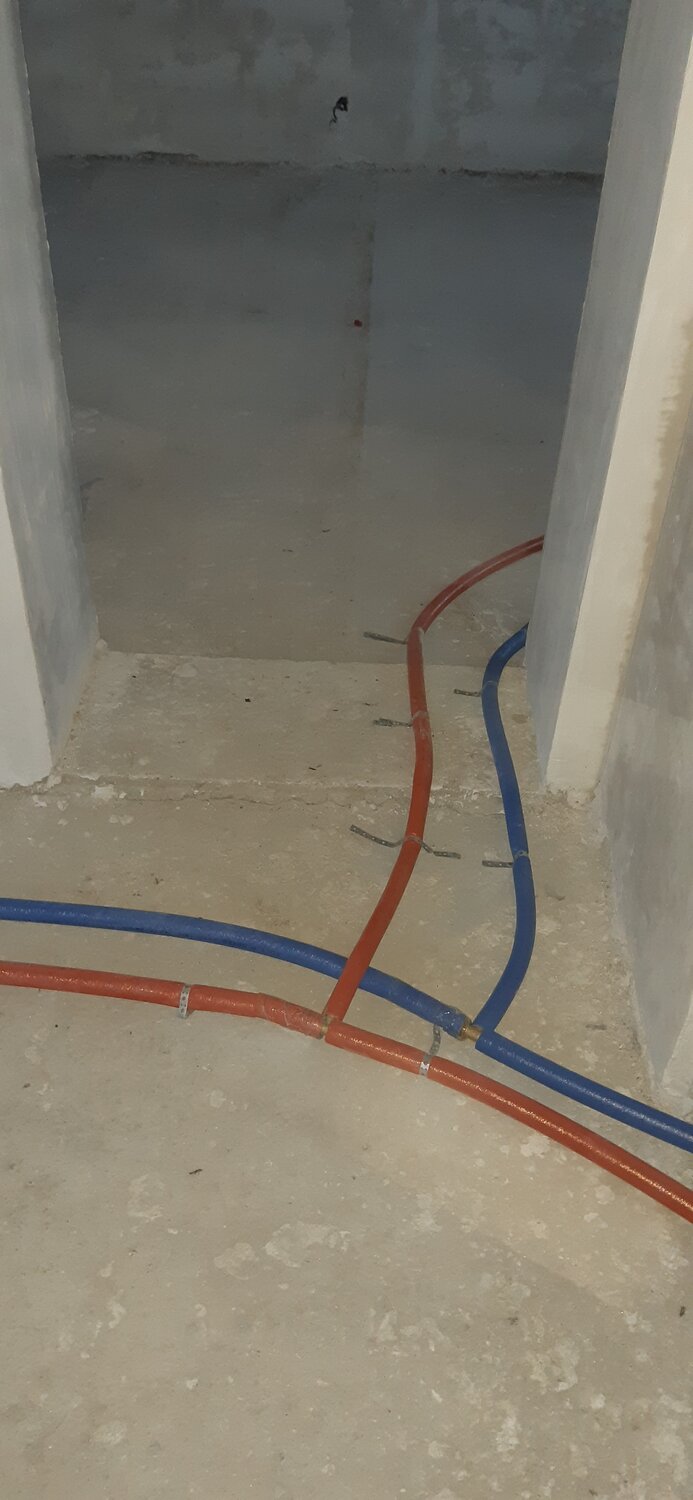 трубы рехау в стяжке, монтаж трубы рехау в стяжке пола, прокладка труб отопления в стяжке, трубы под стяжкой, трубы отопления в новостройке