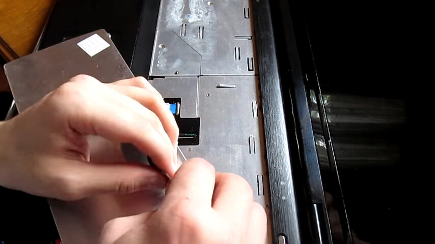 разбор ноутбука asus k70af-ty015k, го шлейф клавиатуры asus k53s, разборка ноутбука asus k53b, шлейф клавиатуры asus r752m соединение, разъём тачпада на ноутбуке asus k56c