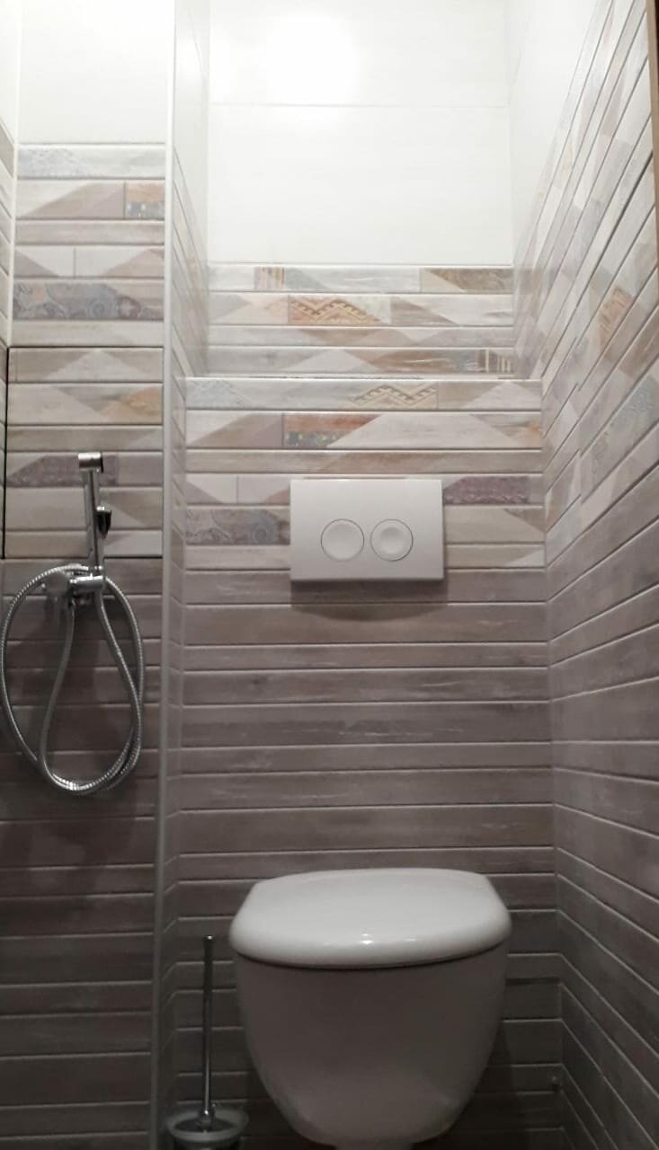 туалетная комната с подвесным унитазом, рельефная плитка в маленьком туалете, плитка под дерево в туалете, туалетная комната, плитка в туалете хрущевка