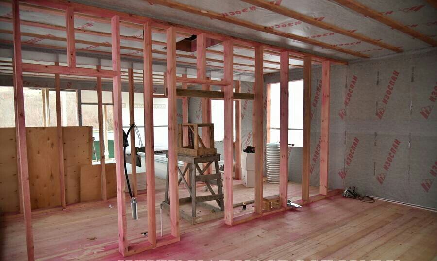 перегородка в каркасном доме конструкция, каркас межкомнатной перегородки, гипсокартон в каркасном доме, каркасные перегородки на мансарде, межкомнатные перегородки в доме с деревянным перекрытием