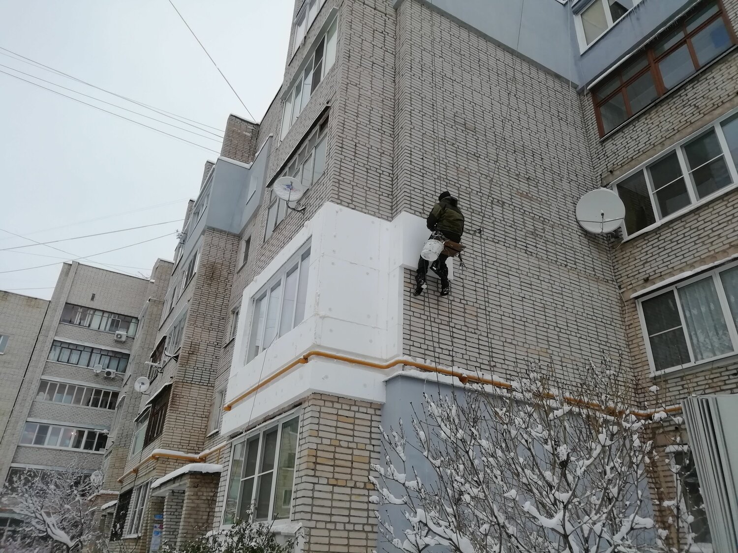 утепление фасада альпинистами, здание, балкон, промышленный альпинизм утепление фасадов, улица