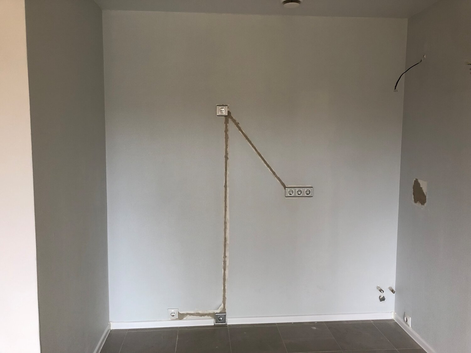 Перенос розеток на кухне со штроблением - 90 фото