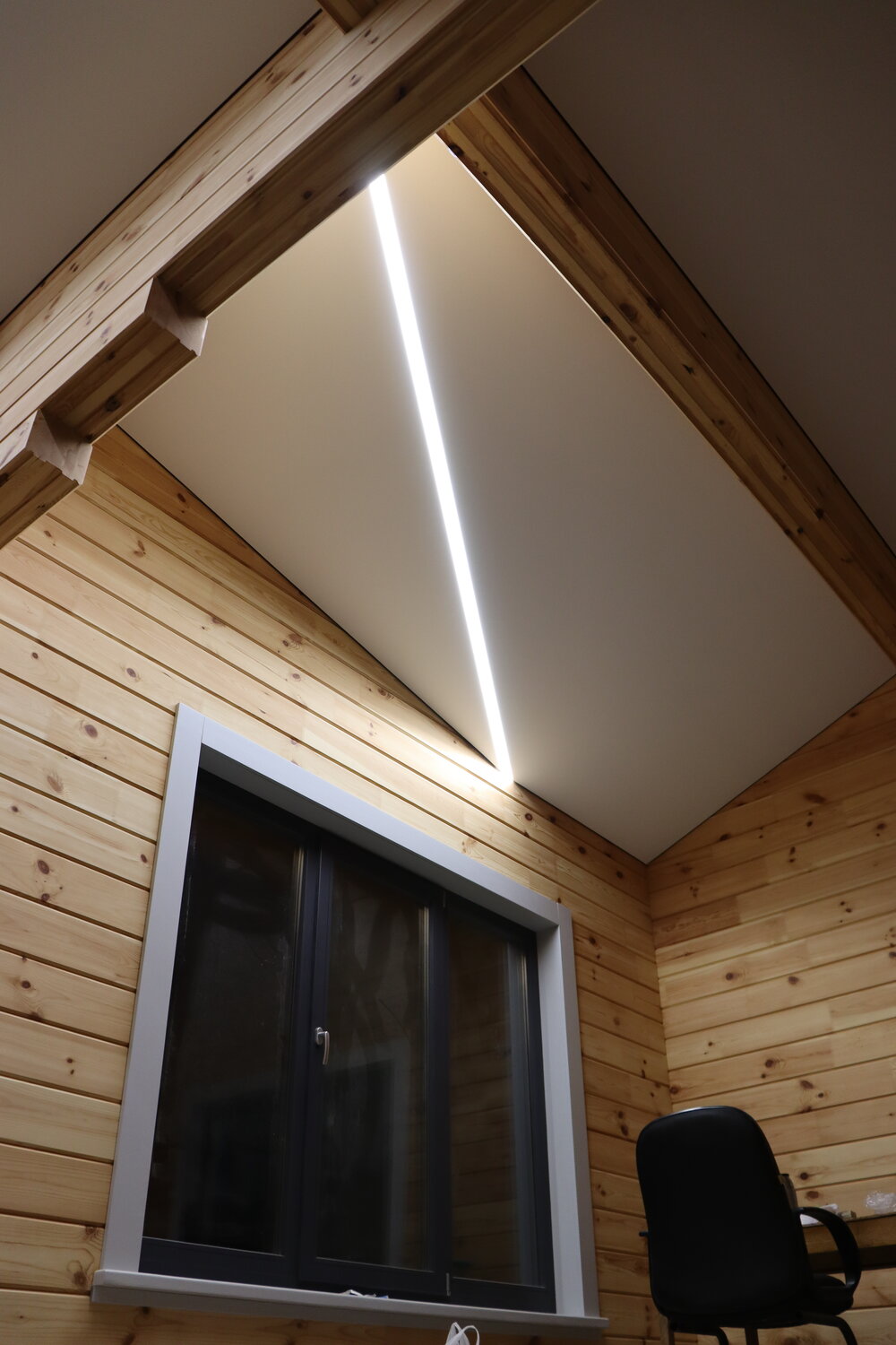 откосы velux с вагонкой, натяжной потолок в деревянном доме, деревянные стены и натяжной потолок, отделка потолка в доме из бруса, потолок лиственница