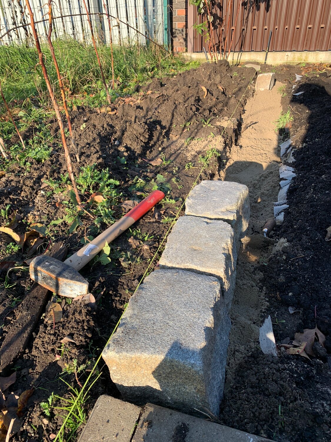 на даче, дорожки в огороде, огородов, фундамент из камня, грядка