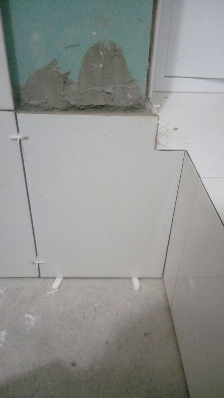 укладка плитки в ванной углы ошибки, укладка плитки в ванной в углах, наливной пол плинтус, гипсокартон, белый ламинат по диагонали