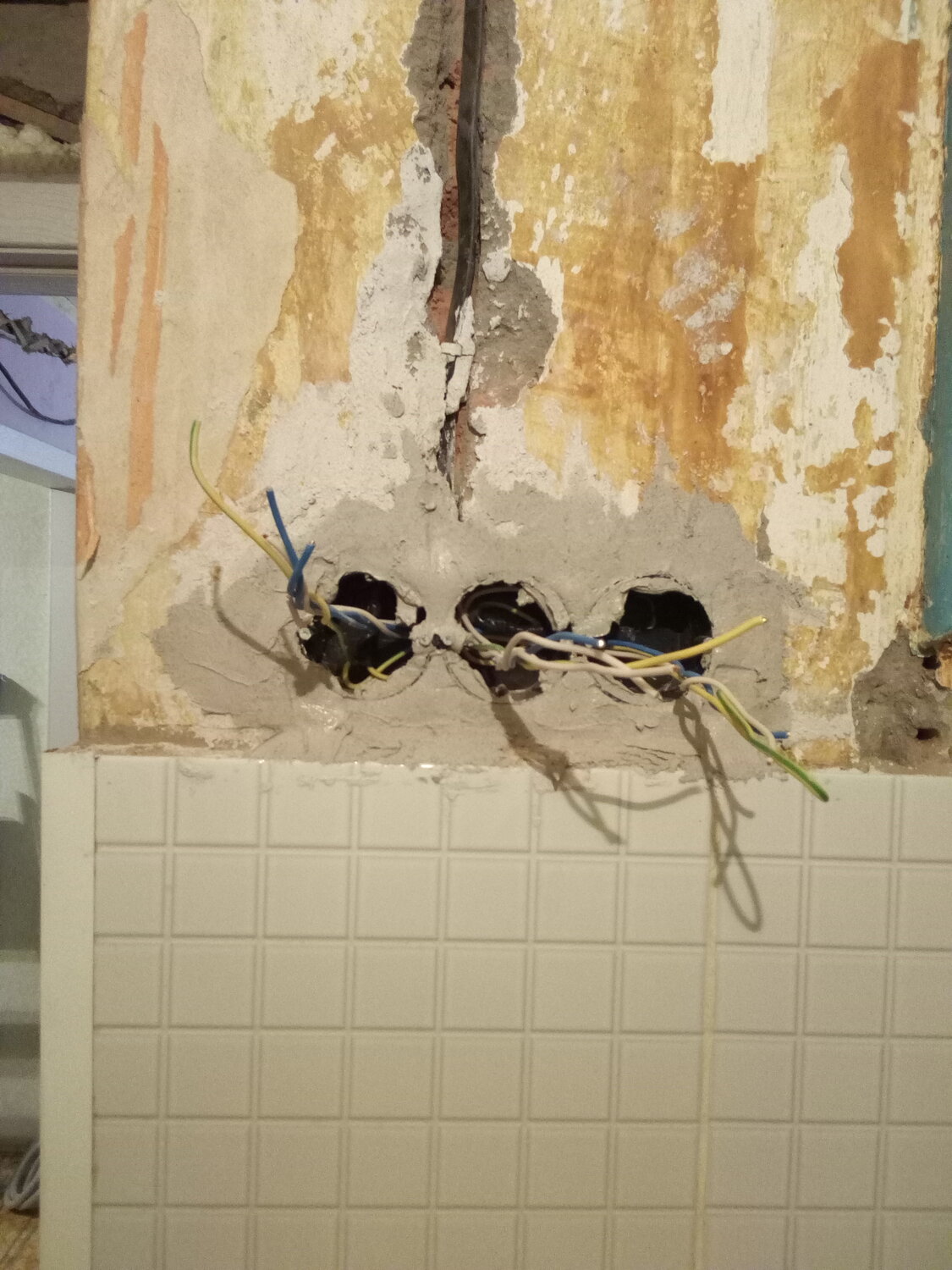 повреждение электропроводки в квартире, монтаж тройной розетки в бетонной стене, распределительная коробка в подрозетнике, правильный монтаж проводов в подрозетниках, крепление подрозетников в бетоне