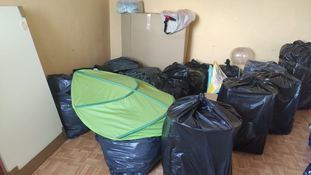 мешок мусорный, мусорный пакет в лесу, бытовой мусор в черных мешках, чёрные мусорные мешки на улице, мусор