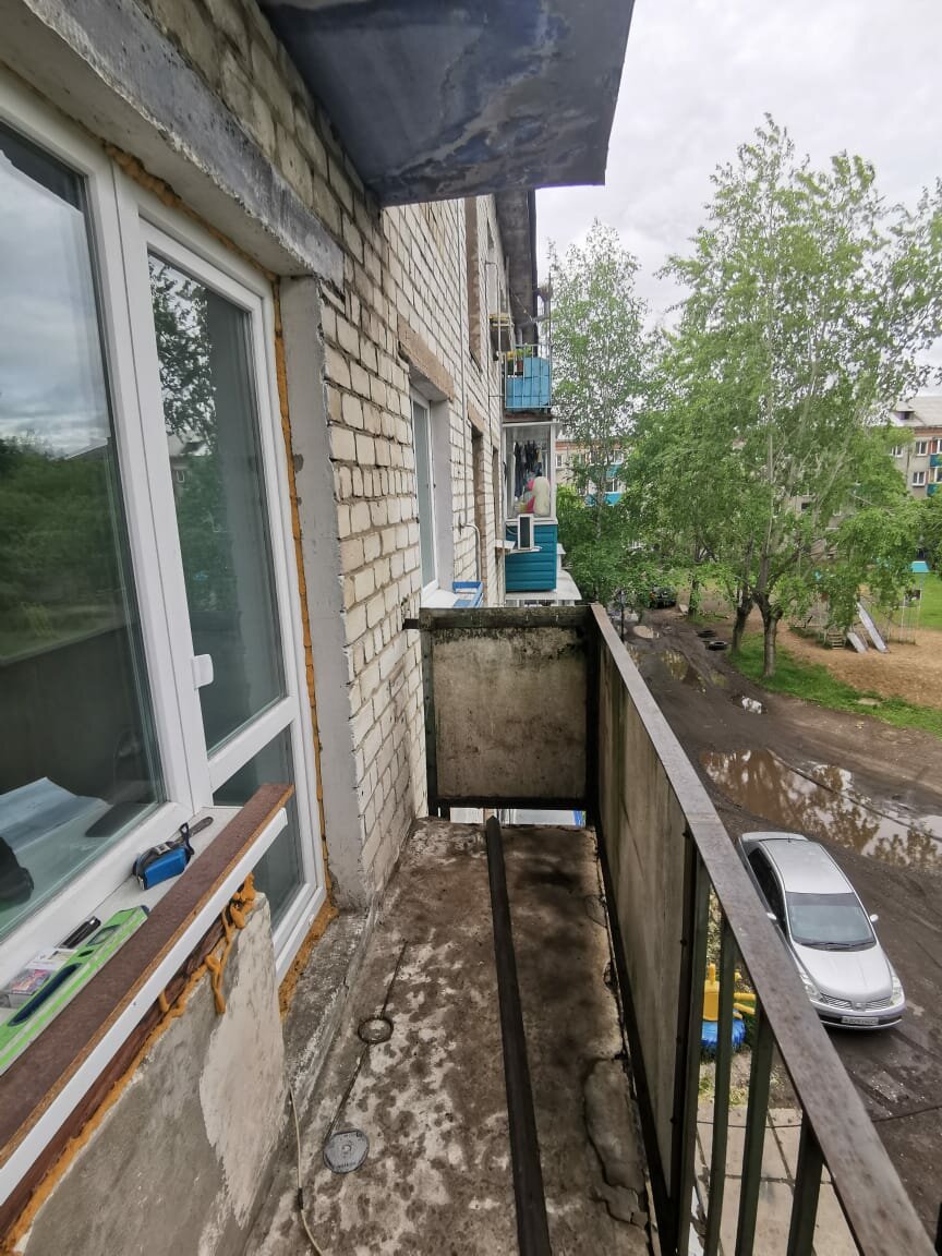 балкон, старый балкон внутри, балкон с выносом в хрущевке, балкон небольшой убогий, обшивка парапета балкона снаружи