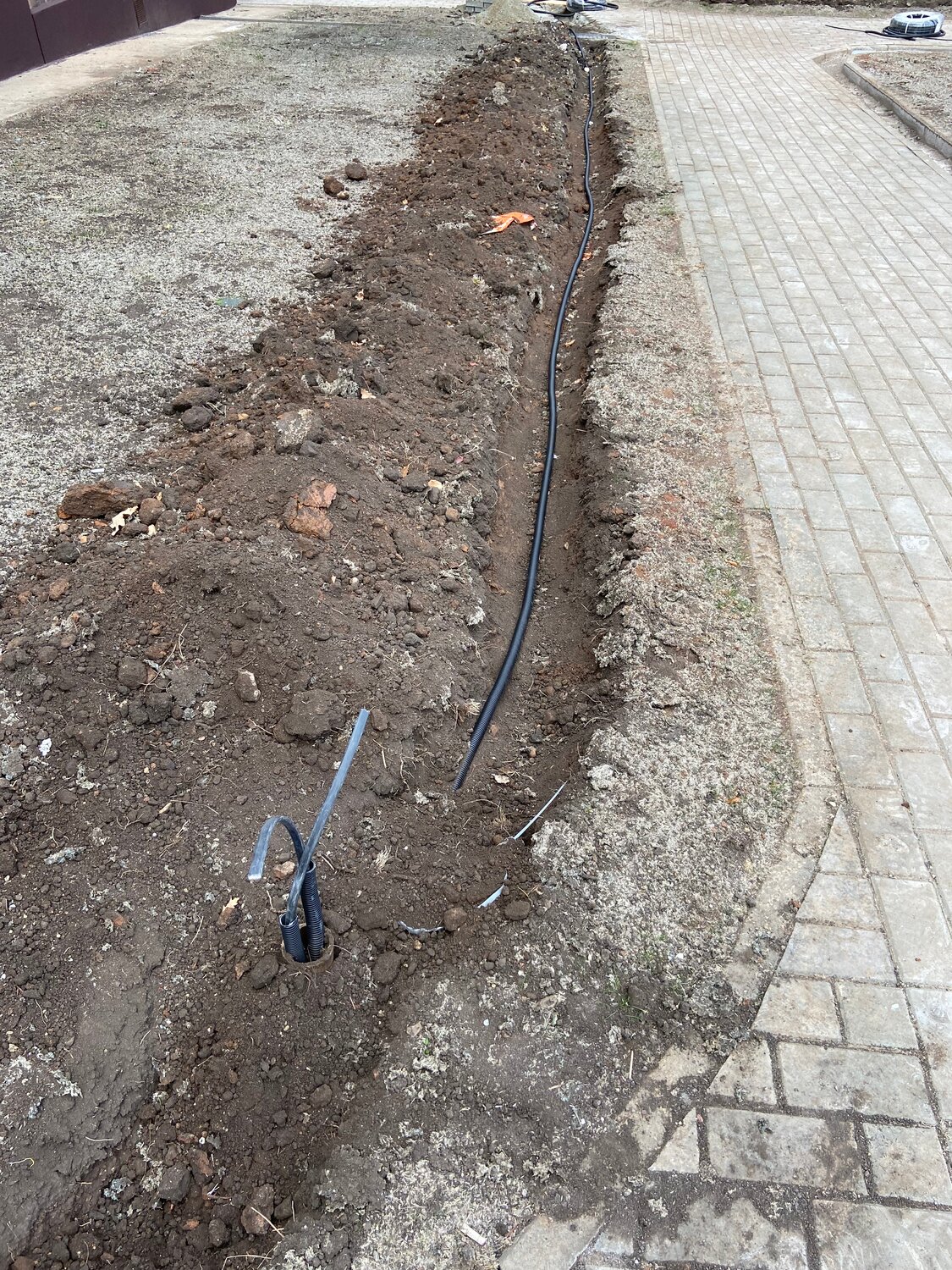 дренажная система осушение земель, сломанный бордюрный камень, дренаж вокруг фундаментной плиты, траншея автополива, глубинный дренаж