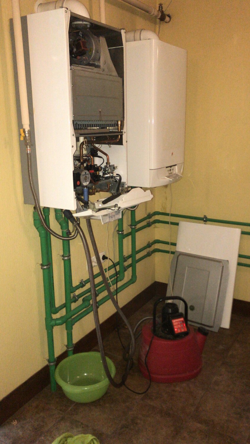 разводка котла vaillant 240, котел двухконтурный обвязка настенный газовый baxi, газовый котел для отопления частного дома на 200 м2, ибп для газового котла вайлант, розетка для навесного котла