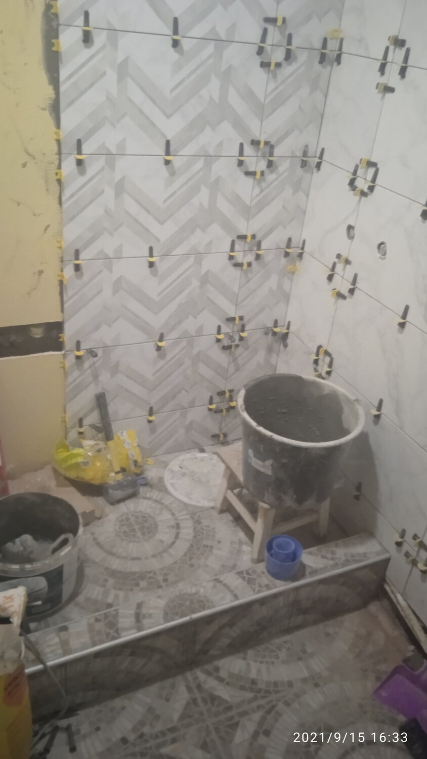 укладка плитки, укладка кафеля, врезка ванны в стену укладка плитки, туалет задняя стенка из плитки, укладка плитки в ванной на стены