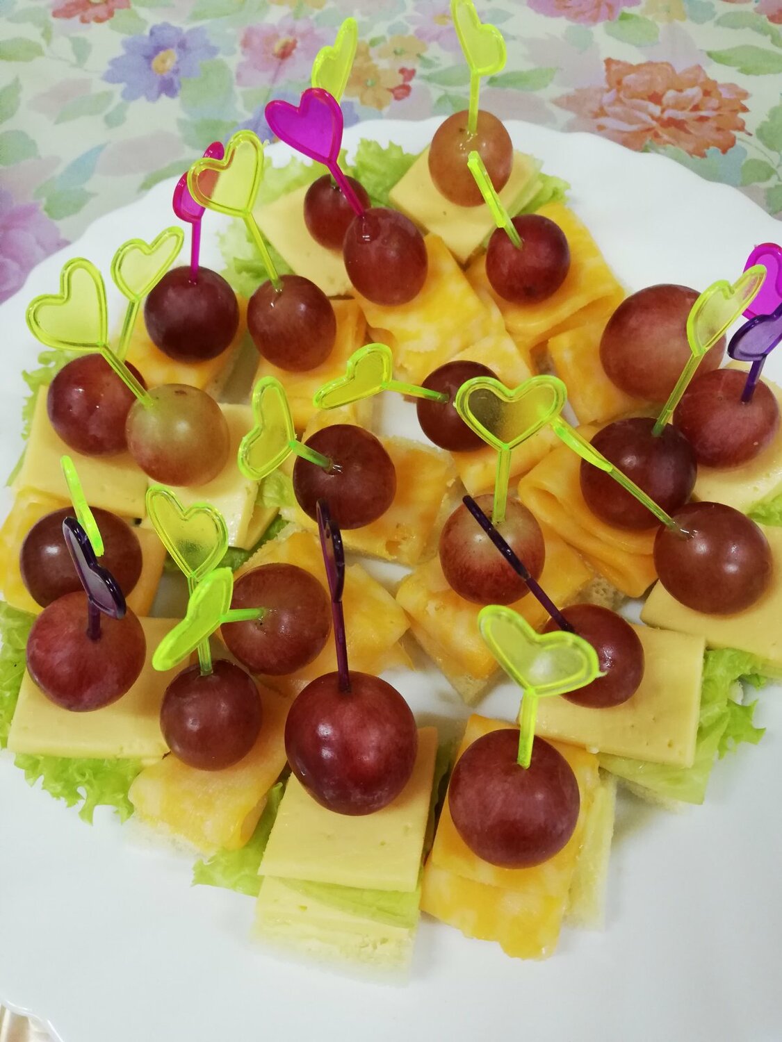 канапе с сыром, канапе на шпажках для детей, канапе фруктовое, канапе с сыром и виноградом, канапе с маасдамом и виноградом