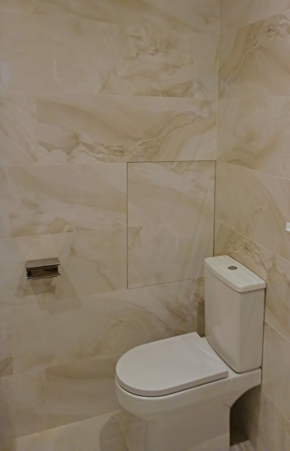 отделка стен, отделка туалета гибким камнем, плитка на стену, туалет под мрамор с инсталляцией, камень в интерьере