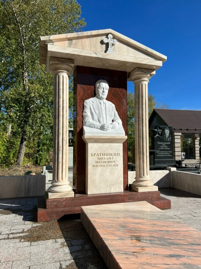 могила лоту гули памятник, надгробные памятники, памятники и надгробия, надгробный памятник матери сталина, памятник