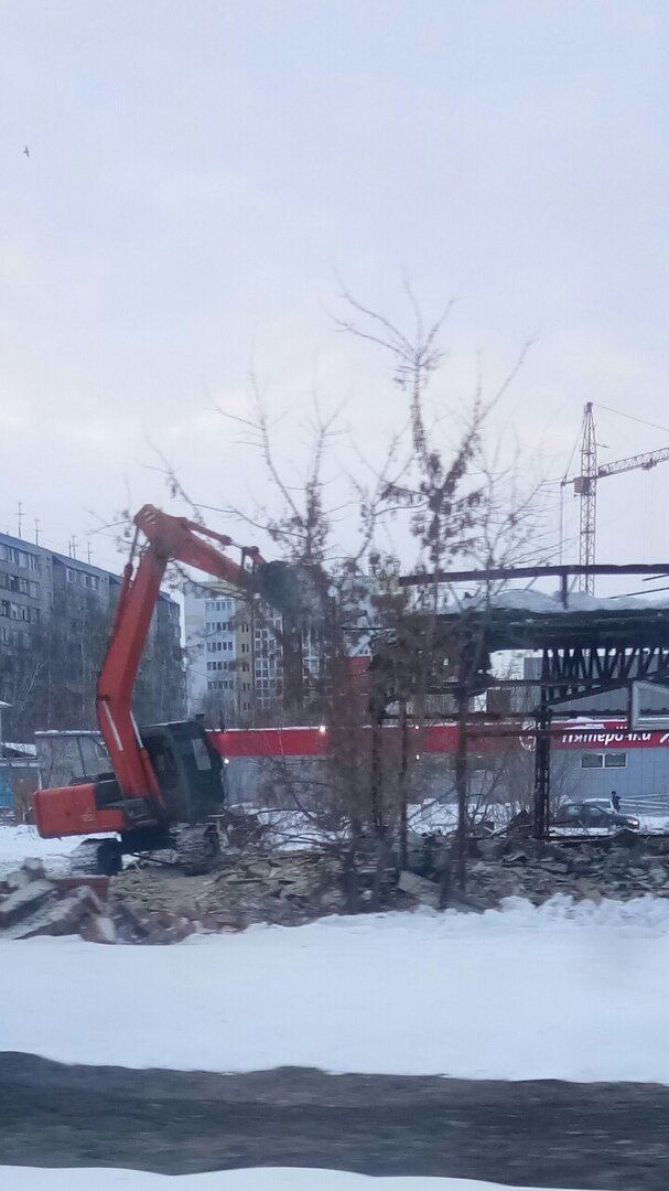 дусан 190 колесный, снос, экскаватор ломает здание, спецтехника экскаватор, колесный экскаватор