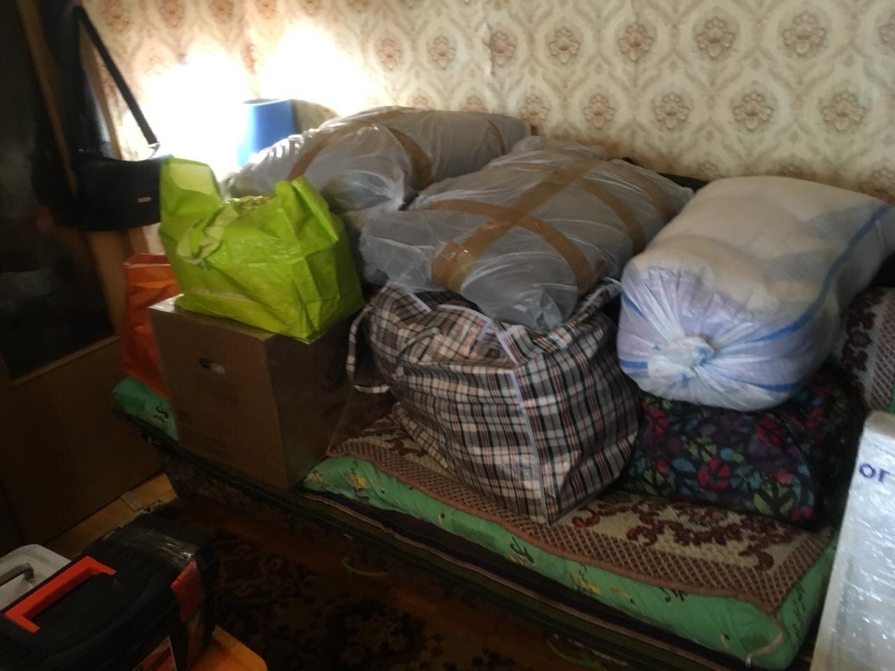 перевозка вещей, собранные вещи, переезд вещи, вещи в квартире, одеяло
