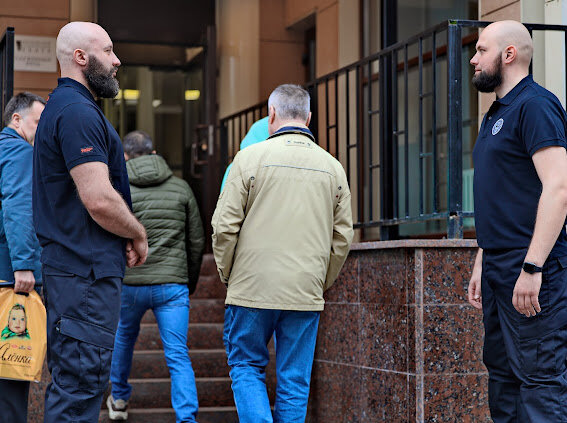 мужчина, police митинг, охрана кадырова, пушилин наградил кадырова, охрана тимати братья егоровы