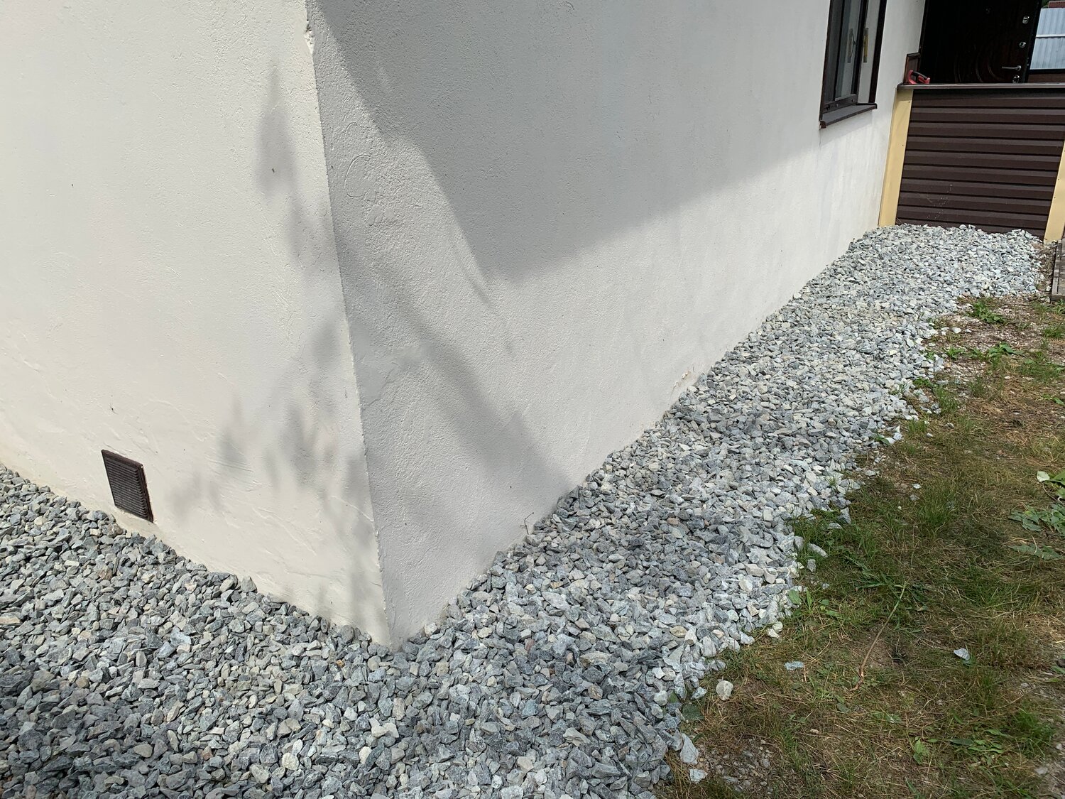 щебеночно песчаная отмостка, отмостка из гальки, отмостка вокруг дома своими руками из щебня, отмостка из гравия, отмостка