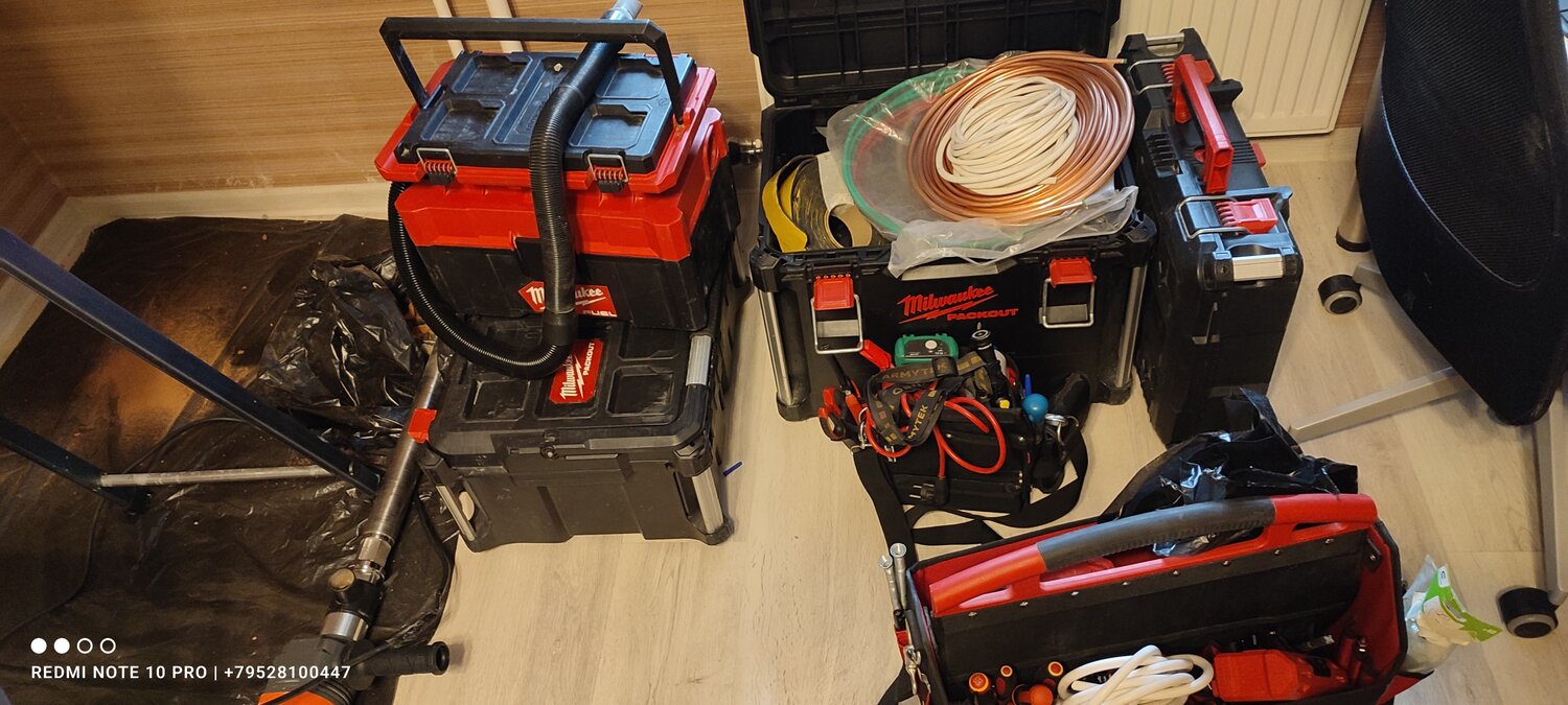 аккумуляторный пылесос milwaukee m18 fpovcl-0, аккумуляторный пылесос для воды, пылесос milwaukee packout, компактный кейс milwaukee packout, milwaukee ящик для инструментов
