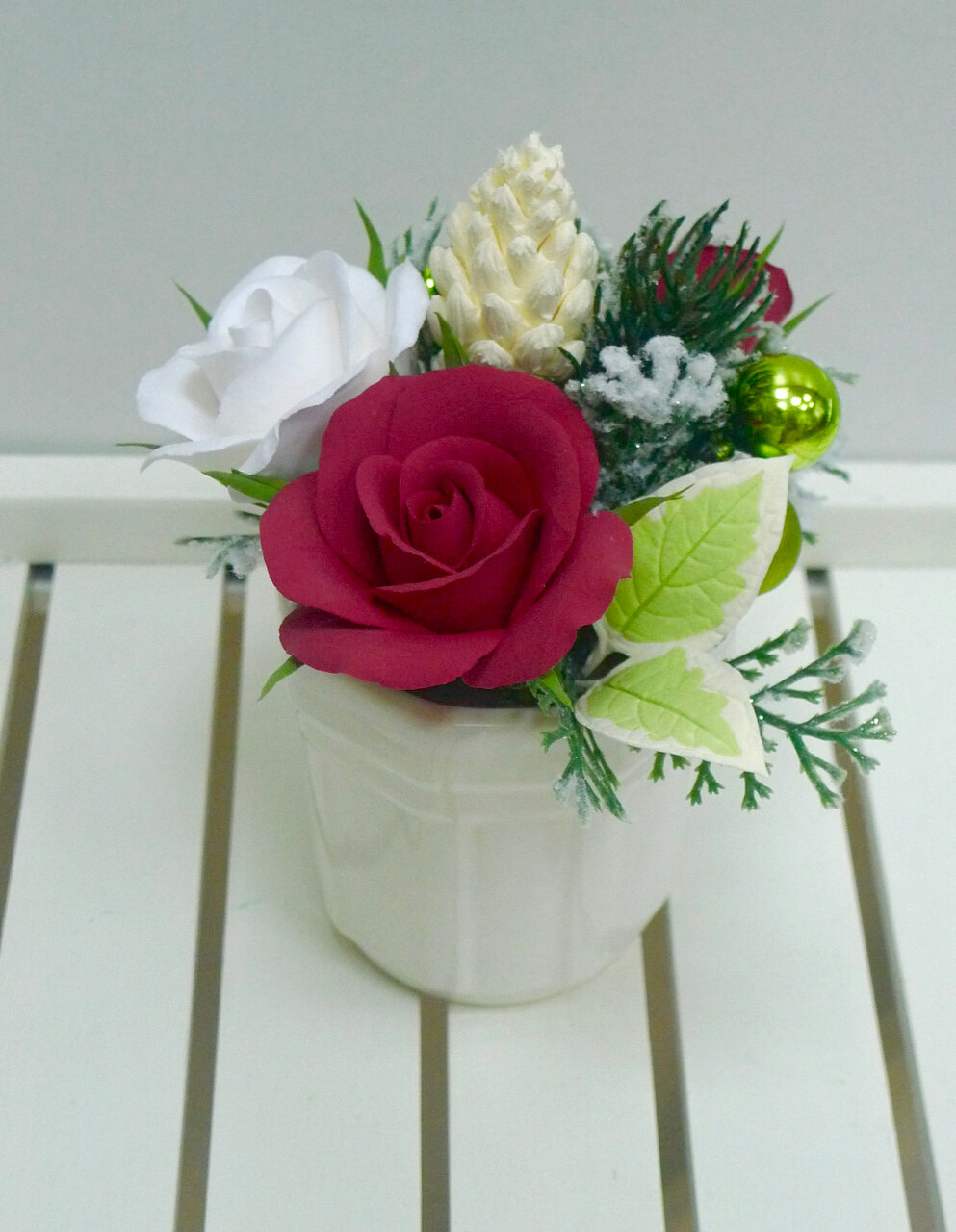 цветочные композиции, флористика, букет из искусственных цветов красно-белый, искусственные цветы, цветочная