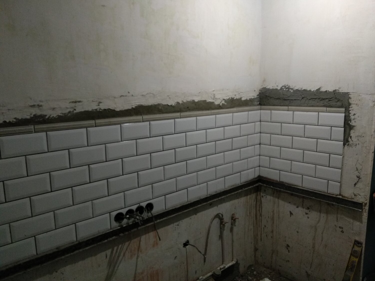 внутренний угол фартука из плитки, выложить фартук на кухне из плитки, укладка фартука на кухне затирка, плитка кабанчик внутренний угол, укладка фартука