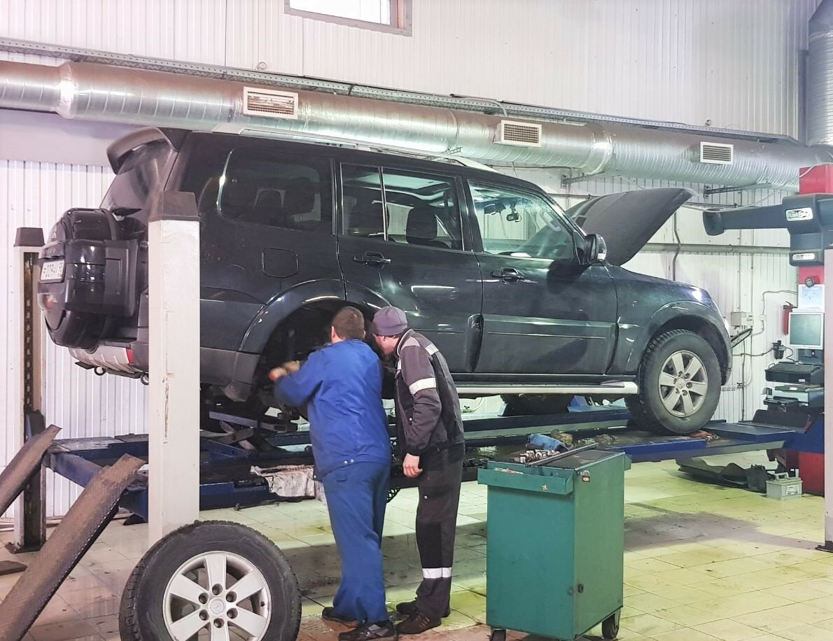 автосервис, автомобиль в автосервисе, бибика автосервис, автомеханик, техника