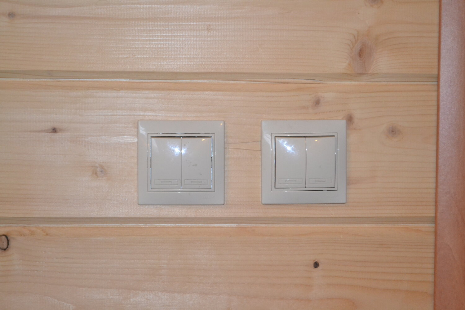 выключатели в деревянном доме, выключатель света для деревянного дома, беспроводные выключатели в деревянном доме, lezard mira выключатель двухклавишный, выключатели в деревянных брусах